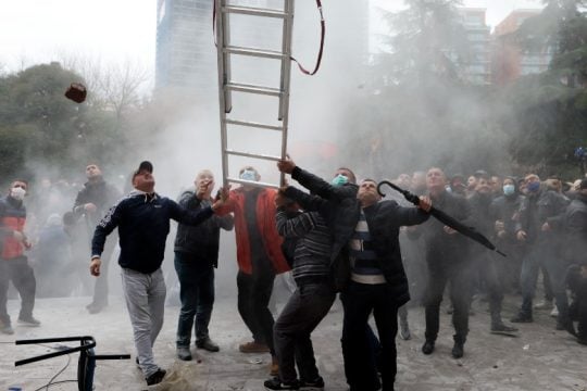 Σοβαρά επεισόδια στην Αλβανία λόγω συγκρούσεων στο Δημ. Κόμμα