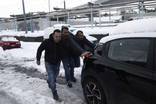 Κακοκαιρία «Ελπίδα»: Ο εισαγγελέας ζητά ενοχή τεσσάρων στελεχών για τον εγκλωβισμό οδηγών στην χιονισμένη Αττική Οδό