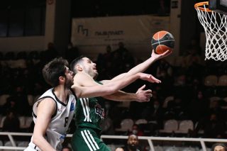 Περίπατος υπό το βλέμμα του Γιόβιτς