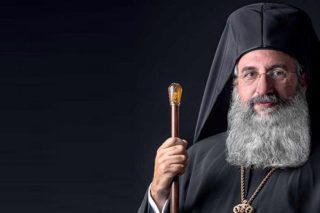Προοδευτικός αρχιεπίσκοπος, κόντρα στο παρασκήνιο
