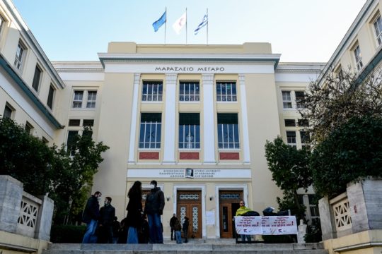 Πρώην πρύτανης ΟΠΑ για διαπόμπευση: «Φορούσαν φουλ φέις», δεν αναγνωρίζονται οι δράστες στο πρόσωπο των κατηγορουμένων