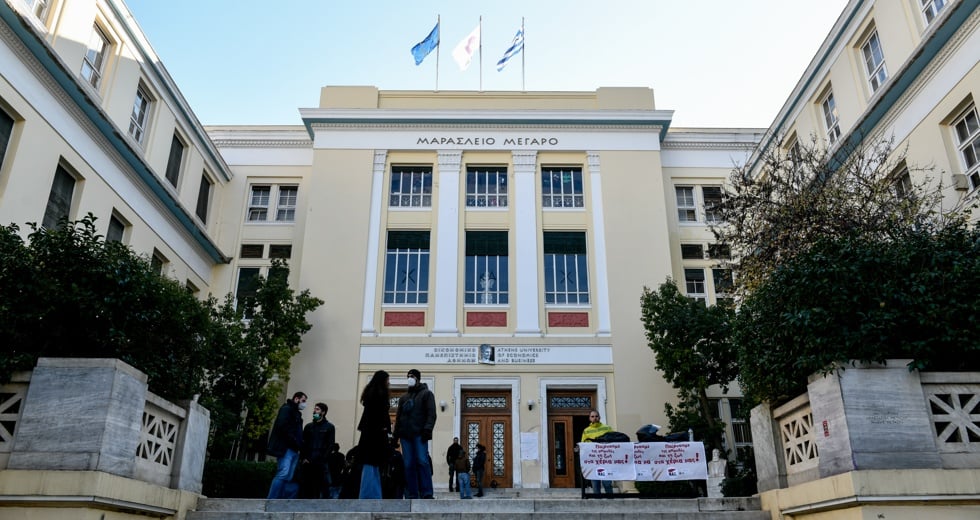 Πρώην πρύτανης ΟΠΑ για διαπόμπευση: «Φορούσαν φουλ φέις», δεν αναγνωρίζονται οι δράστες στο πρόσωπο των κατηγορουμένων