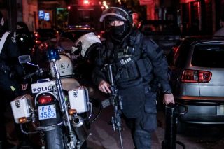 Χτύπησε και κράτησε για ώρες όμηρο την πρώην σύντροφό του