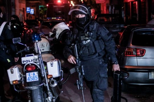 Χτύπησε και κράτησε για ώρες όμηρο την πρώην σύντροφό του