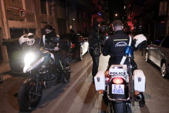 Στον εισαγγελέα για κατοχή όπλων οι 7 συλληφθέντες από τα επεισόδια στο Πέραμα