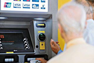 Από τις αναπηρικές ξεκινά το μεγάλο ψαλίδι