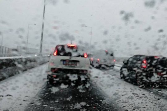 Στο έλεος του χιονιά οι οδηγοί στην Αττική Οδό – Γολγοθάς διαρκείας