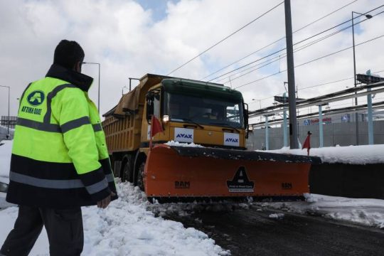Καταγγελίες ότι τα εκχιονιστικά στην Αττική Οδό είχαν ξεμείνει από καύσιμα