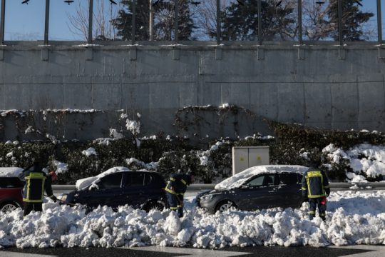 Τρίτη ημέρα με παρατημένα οχήματα στη μέση του δρόμου