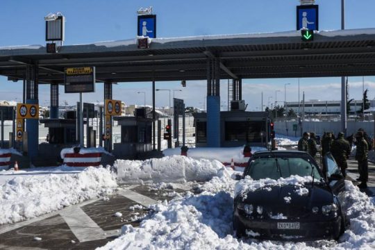 Άνοιξαν τμήματα της Αττικής Οδού, παραμένουν ακινητοποιημένα αρκετά οχήματα