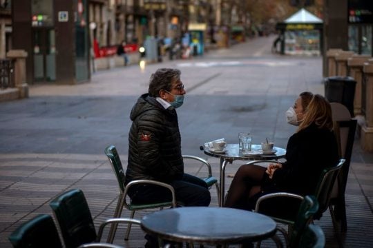Τέλος το υγειονομικό πάσο στην Καταλονία