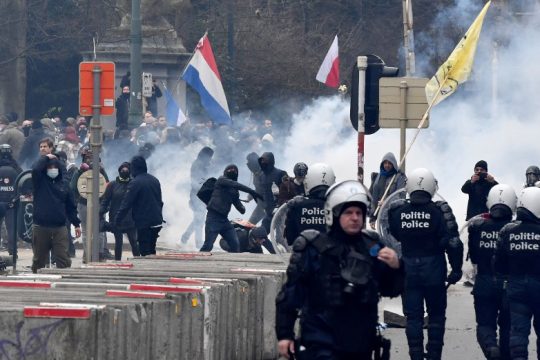 Επεισοδιακή διαδήλωση κατά εμβολιασμού και περιοριστικών μέτρων στο Βέλγιο