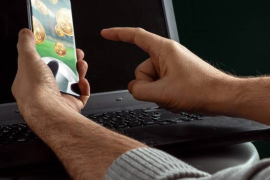 Δικογραφία σε βάρος διαχειριστή ιστοσελίδας για στοιχήματα και πόκερ