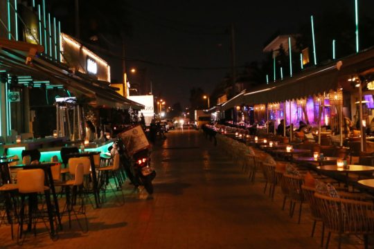 Αστυνομική έφοδος σε νυχτερινό κέντρο με 400 άτομα στο Μπουρνάζι