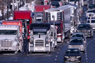 Ανεμβολίαστοι φορτηγατζήδες αναστατώνουν τον Καναδά