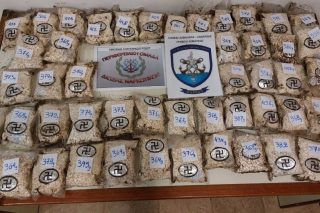 Εκατοντάδες χιλιάδες ναρκωτικά χάπια μέσα σε συσκευασίες με σβάστικα
