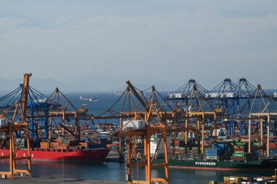 Αξιοπρεπή ΣΣΕ διεκδικεί η ΕΝΕΔΕΠ από την Cosco για τις προβλήτες ΙΙ και ΙΙΙ
