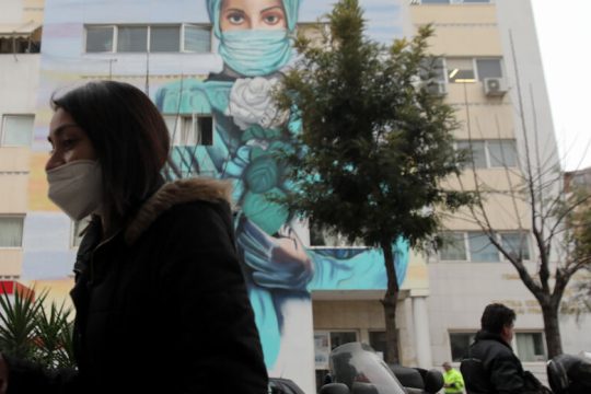 Πρώτα μιλά για χαλάρωση και μετά βάζει φρένο