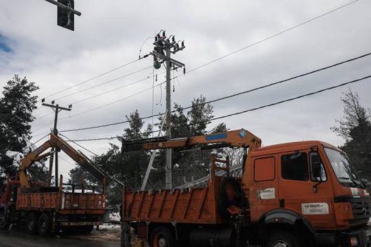 Ο δήμαρχος Σαρωνικού μηνύει τον ΔΕΔΔΗΕ – Χωρίς ρεύμα αρκετοί για 5η μέρα