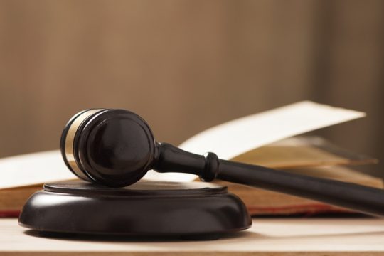 Αναβλήθηκε για τον Μάιο η δίκη του αρνητή δικηγόρου