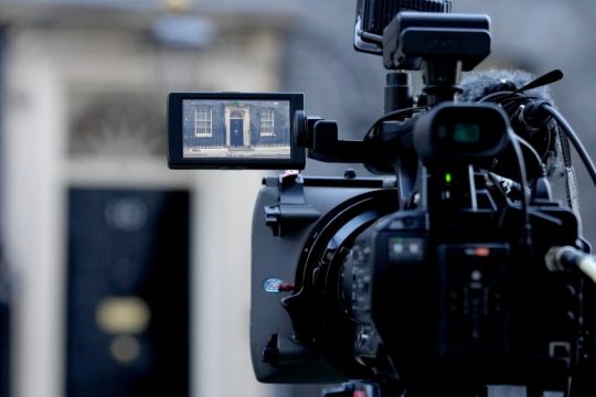Τρίζει η καρέκλα του Τζόνσον, παρά τα «συγγνώμη» και προς την Ελισάβετ για τα πάρτι