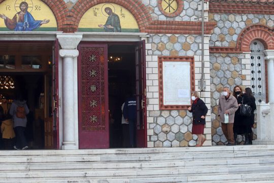 Εισαγγελέας για αρνητές μοναχούς που αποτρέπουν πιστούς από τον εμβολιασμό