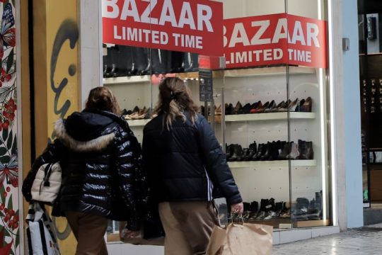 Ανοιχτά καταστήματα σήμερα για την πρώτη Κυριακή των εκπτώσεων