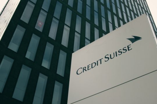 Με πρόστιμο δεκάδων εκατομμυρίων για ξέπλυμα κινδυνεύει η τράπεζα Credit Suisse