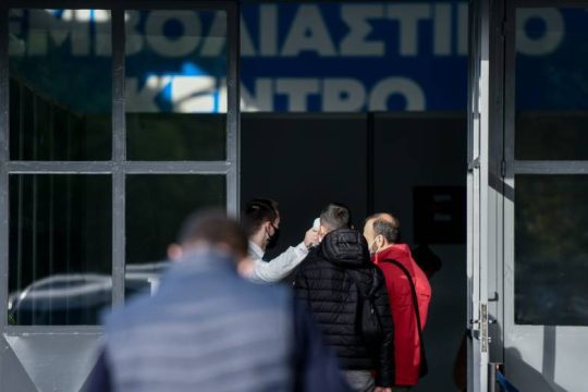 Eπέκταση της υποχρεωτικότητας εμβολιασμού στους άνω των 50 εξετάζει η κυβέρνηση