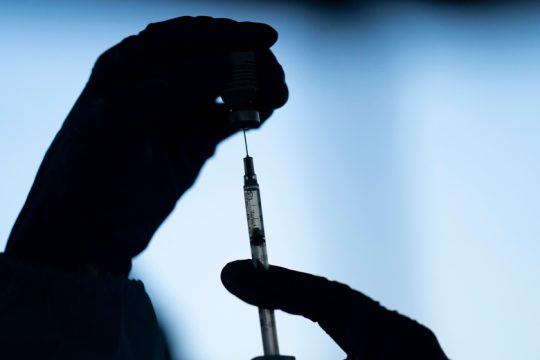 Το CDC μειώνει το μεσοδιάστημα για την ενισχυτική δόση με Pfizer