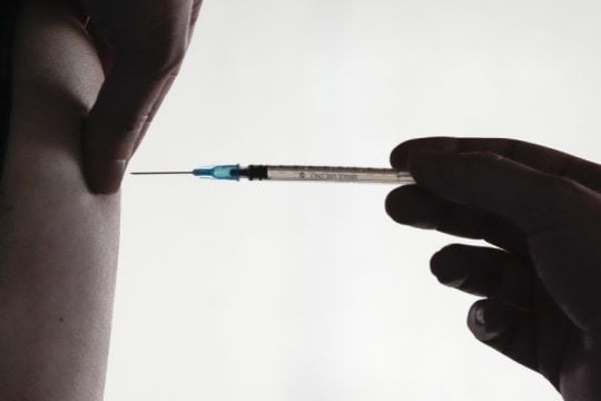 Υποχρεωτικός εμβολιασμός για τους άνω των 50 ετών