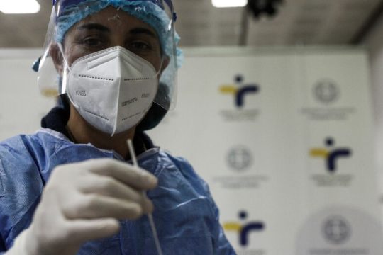Εκτιμήσεις για άνοδο των κρουσμάτων στη σημερινή έκθεση του ΕΟΔΥ