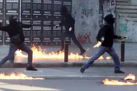 Επεισόδια στην Καμάρα στην πορεία των αντιεξουσιαστών
