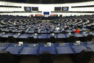 «Ναι» από το Ευρωκοινοβούλιο για περιορισμούς στους κολοσσούς του Διαδικτύου