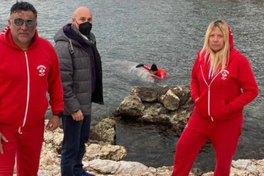 Παραμένει σε κρίσιμη κατάσταση η υγεία της νεαρής ραμφοφάλαινας