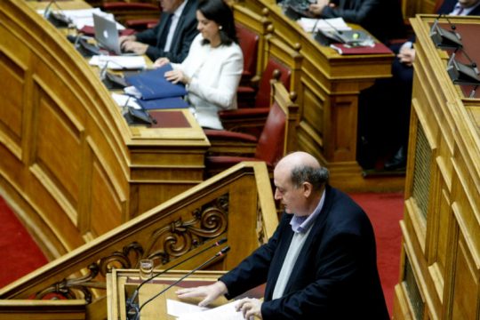Σύγκρουση στη Βουλή για την τηλεκπαίδευση, δικαιολογίες από Κεραμέως