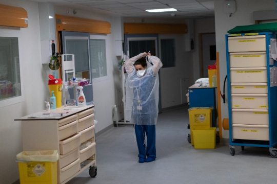 Ευρωπαϊκή Ένωση: Η Όμικρον «δαγκώνει»