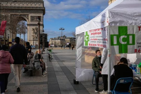 Ευρωπαϊκό αρνητικό ρεκόρ με 368.149 νέα κρούσματα στη Γαλλία