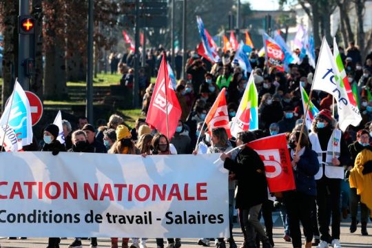 Σε απεργία οι δάσκαλοι στη Γαλλία για τη διαχείριση της πανδημίας