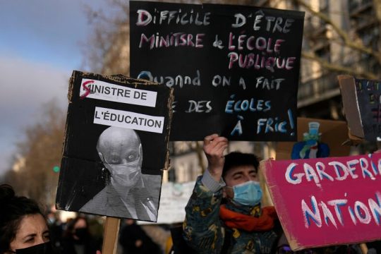 Μαζική απεργία εκπαιδευτικών ενάντια στο χάος των μέτρων