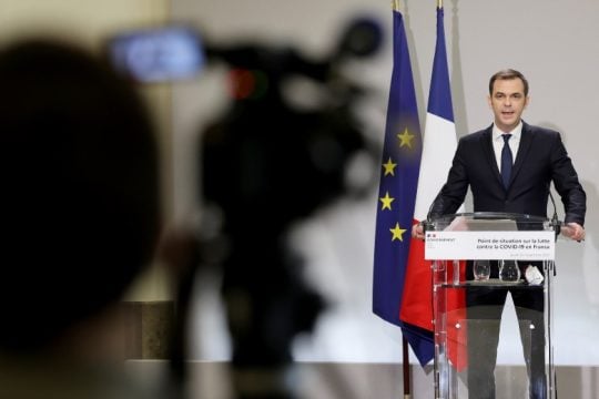 Νέο ρεκόρ 350.000 κρουσμάτων αναμένει σήμερα η Γαλλία
