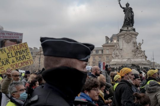 Χιλιάδες στους δρόμους της Ευρώπης κατά εμβολίων και περιοριστικών μέτρων 