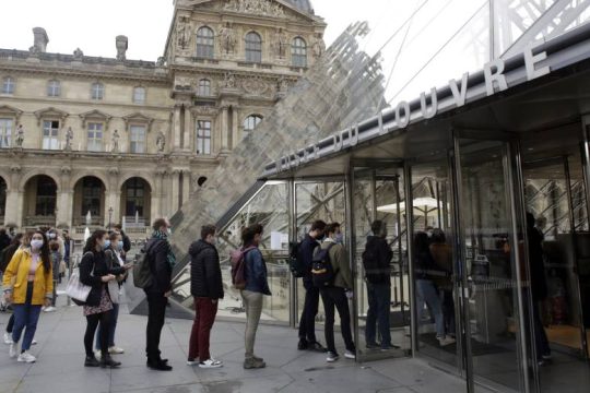 Ρεκόρ με σχεδόν μισό εκατ. κρούσματα στη Γαλλία, «έκρηξη» θανάτων στην Ιταλία