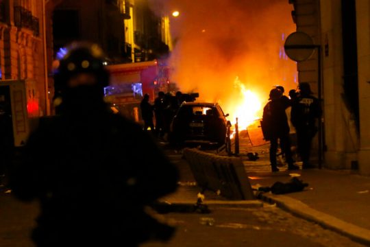 Πρωτοχρονιάτικο… έθιμο στη Γαλλία: Μπαράζ εμπρησμών οχημάτων