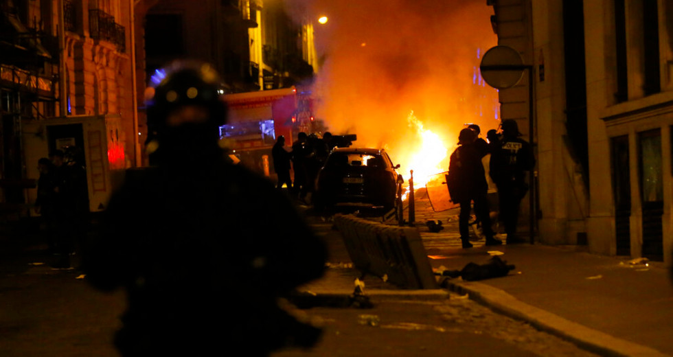 Πρωτοχρονιάτικο… έθιμο στη Γαλλία: Μπαράζ εμπρησμών οχημάτων