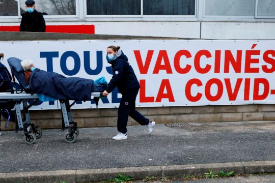 Γαλλία: Σάλος με γιατρό που ζήτησε να πληρώνουν τη νοσηλεία σε ΜΕΘ οι ανεμβολίαστοι