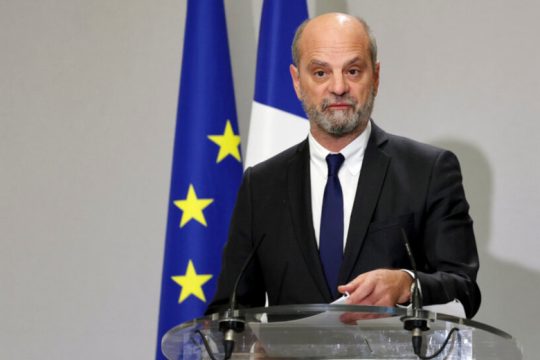 Γαλλία: Ο υπουργός ανακοίνωσε άνοιγμα σχολείων από την… Ίμπιζα