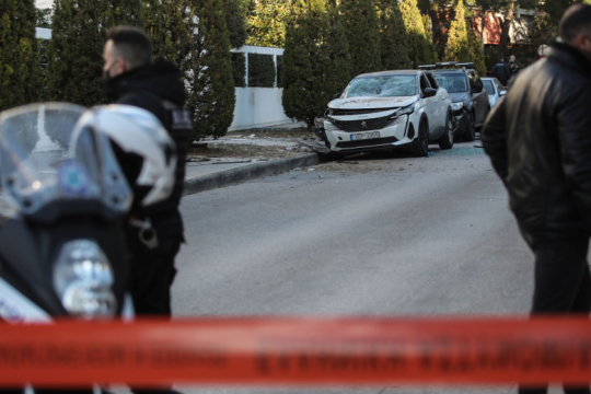 Επίθεση με εκρηκτικά σε συγκρότημα κατοικιών στη Γλυφάδα