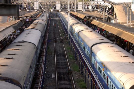 Ινδία: Τραγωδία στις ράγες με 5 νεκρούς και 45 τραυματίες