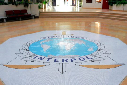 Εξαρθρώθηκε κύκλωμα που μετέφερε μετανάστες με πολυτελή σκάφη αναψυχής